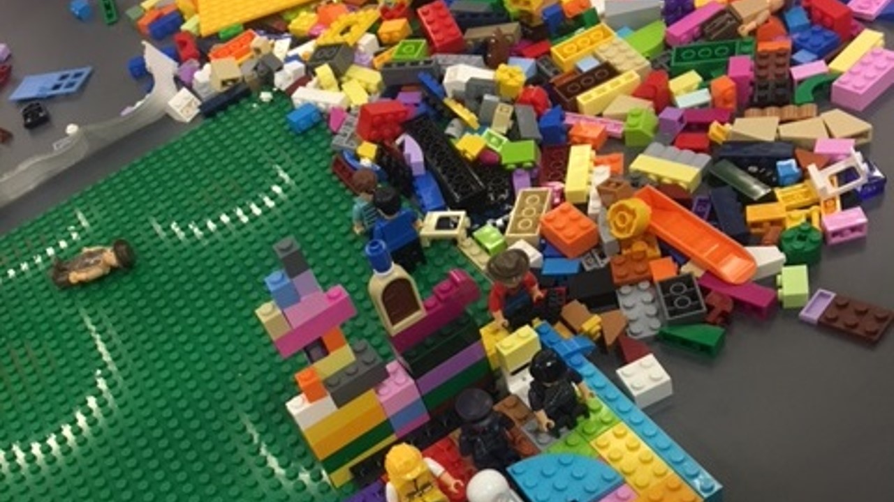 Republikanske parti Pioner spise Lego Club at Central Library - Loads To Do