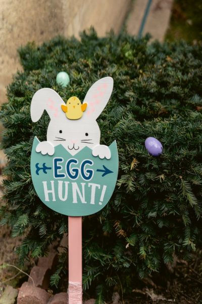A wooden sign saying 'Egg Hunt'